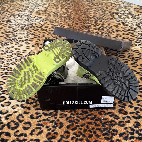 Dolls Kill black/green ‘mismatched’ Combat Boots - Picture 5 of 7
